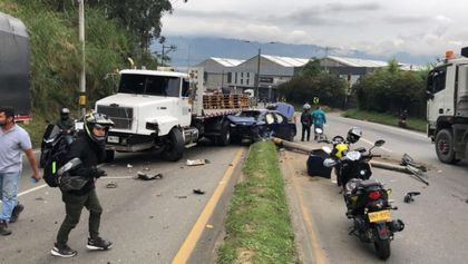 Imagen de  Paso restringido en la autopista Medellín-Bogotá, en Copacabana, por siniestro vial