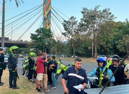 Imagen de Operativo en el puente de la 4 Sur en Medellín: impusieron comparendos, inmovilizaron vehículos y decomisaron droga