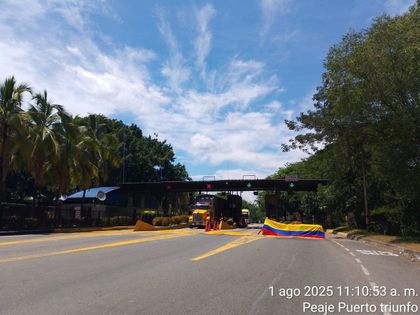 Imagen de  Invías pidió respetar los acuerdos a transportadores que protestan en peajes de El Santuario y Puerto Triunfo