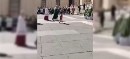 Imagen de Niña colombiana logró acercarse al papa León XIV contra todo protocolo vaticano