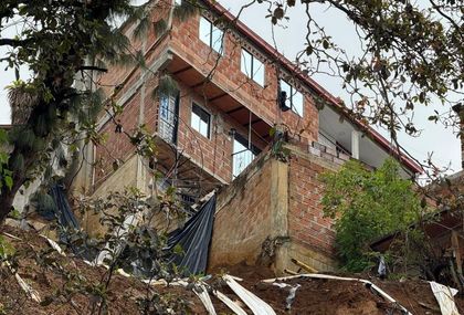 Imagen de  Por riesgo geológico, inician desalojo y demolición de viviendas en Villatina, Medellín