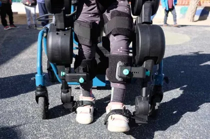 Exoesqueletos infantiles: una alianza para ampliar el acceso a la movilidad