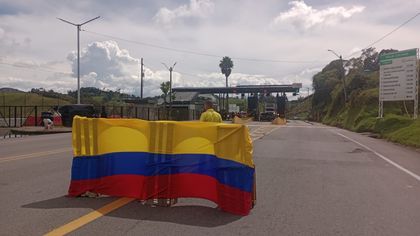 Imagen de  Transportadores levantan talanqueras en protesta por el mal estado de la vía Caño Alegre-El Santuario