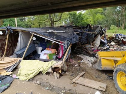 Imagen de Autoridades demolieron cambuches bajo un puente de Rionegro
