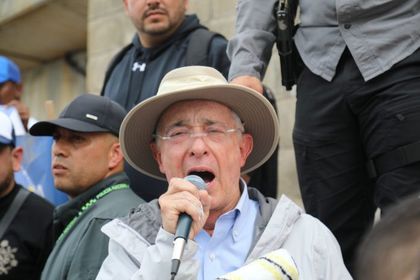 Imagen de  “Si se van a meter con mi familia, primero me tienen que matar”: Álvaro Uribe