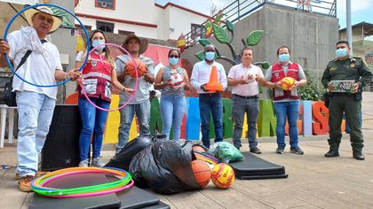 Imagen de  Víctimas del conflicto en San Francisco recibieron dotación deportiva