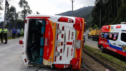 Imagen de  Balance preliminar: 18 personas heridas deja volcamiento de bus en la autopista