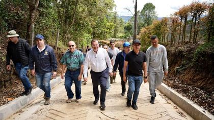 Imagen de  Alcaldía de Rionegro entregó 600 metros de placa huella en zonas rurales del corregimiento Sur