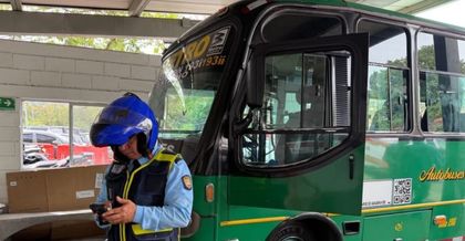 Imagen de Lavaban un bus en plena vía pública y terminó inmovilizado