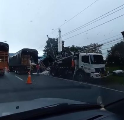 Imagen de Sigue la congestión vehicular por camión que se volcó en la autopista Medellín-Bogotá