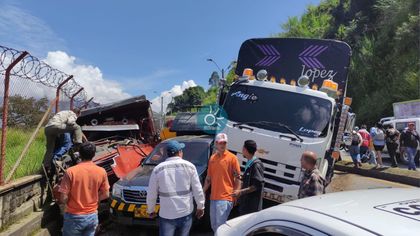 Imagen de Un muerto y 18 lesionados: balance preliminar de accidente con volqueta sin frenos en la Autopista