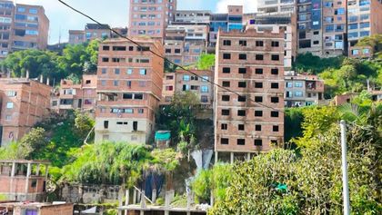 Imagen de  Detectaron 79 presuntas irregularidades durante operativo contra construcciones ilegales en cerro tutelar de Medellín