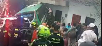 Imagen de  Nuevo balance tras grave accidente de buseta en El Santuario: 17 heridos y daños en un inmueble y red de gas