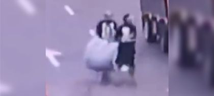 Imagen de  Hombre intimidó a funcionario que le reclamó por botar un colchón en plena vía pública en Medellín