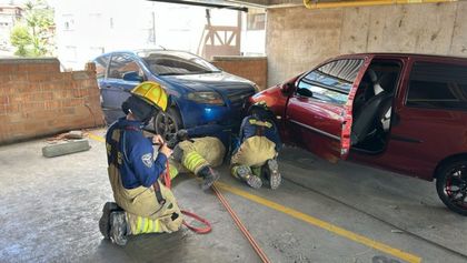 Imagen de Choque dentro de un parqueadero en Rionegro terminó con un vehículo a punto de caer de un séptimo piso