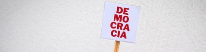 Las cuatro barreras invisibles para invertir en democracia