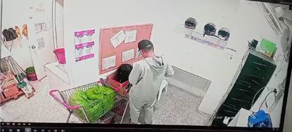 Imagen de  En video: un hombre hurtó celulares y dinero en efectivo en una Tienda D1 de El Porvenir