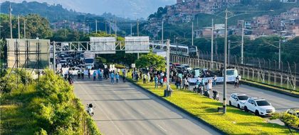 Imagen de  Familias de víctimas de ataques con piedras protestan en la avenida Regional en Medellín