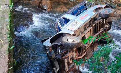 Vehículo cayó de un puente en Cali y dejó un muerto y cuatro heridos