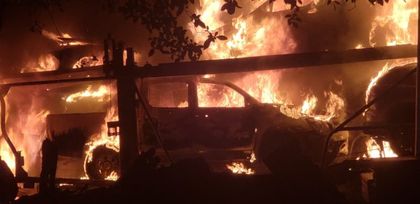 Imagen de Carro tipo “niñera” terminó envuelto en llamas en la autopista