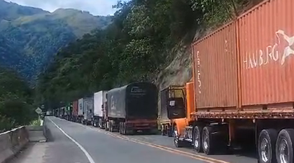 Imagen de  Crítica situación en paro minero: bus lleva 14 horas esperando paso y un hombre necesita diálisis