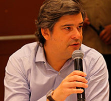 Gabriel Velasco, de frente por la derecha