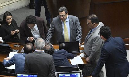 Tensión tras hundimiento de consulta popular de Gustavo Petro