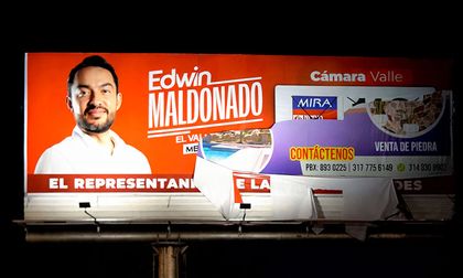 Vandalizan valla de Edwin Maldonado tras ataques y señalamientos en redes sociales