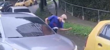 Imagen de  Anunciaron sanción para taxista que atacó el vehículo de una mujer en Sabaneta