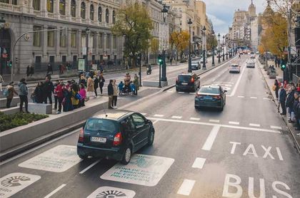 Así se mueven los españoles en 2025: más caminar y menos coche en la ciudad