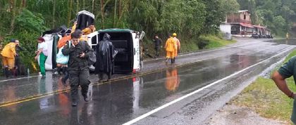 Imagen de  Accidente de tránsito en Cocorná. Una patrulla de la policía se volcó
