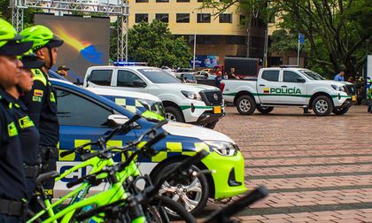 Alcaldía de Cali entrega 74 motocicletas y nueve camionetas a la Policía Metropolitana