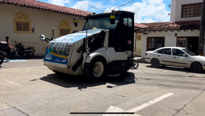 Imagen de  El Santuario refuerza la limpieza durante las Fiestas del Retorno con un carro escoba