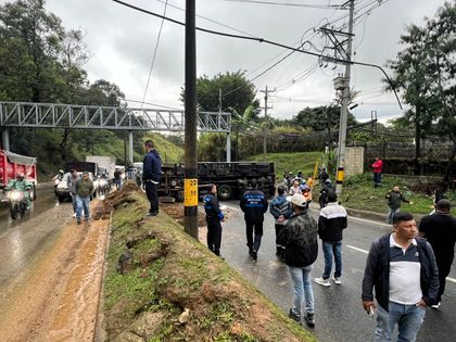 Imagen de Volqueta cargada con desperdicios de animales volcó en la vía Medellín-Guarne: hay cierre total