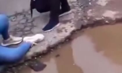 Mujer cae en hueco en Cali mientras conducía moto en el sur de la ciudad