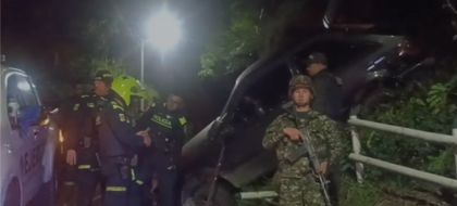 Imagen de En video: dos hombres fueron capturados en medio de una persecución policial en Rionegro; un carro terminó volcado