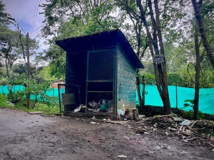 Imagen de Retiran casetas de residuos en sectores de Guarne por riesgos estructurales