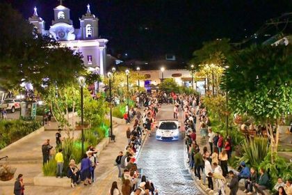 Imagen de  El Rally 93 inició su segunda edición con éxito: 133 autos deportivos recorrieron El Retiro