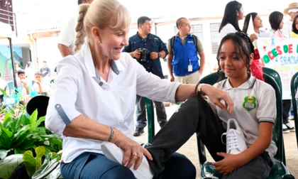 Gobernación del Valle entregó dotación de zapatos a estudiantes de La Cumbre y Yumbo