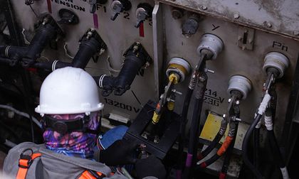 Emcali avanza en mantenimiento de redes subterráneas para reducir riesgos eléctricos en el centro de Cali