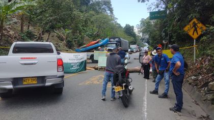 Imagen de ¡Atención! Manifestantes bloquean la autopista Medellín – Bogotá por el mal estado de la vía