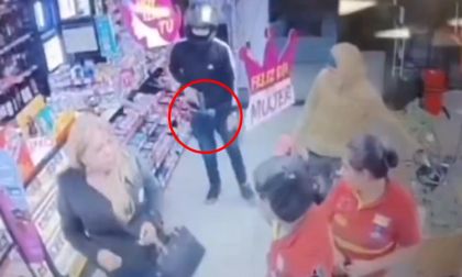 Video: sujetos armados entraron a robar a un Oxxo y fueron capturados por la Policía Nacional