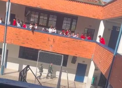 Imagen de Pánico en colegio de Medellín tras ingreso de joven de 17 años armado: al parecer agredió a otros estudiantes y luego se autolesionó