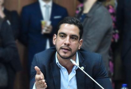 Imagen de  Las versiones de Alex Flórez y la empleada de Viva que habría sido atacada en redes