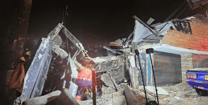 Imagen de Un local comercial colapsó en Medellín y afectó cinco viviendas. Tres personas y dos caninos fueron rescatados