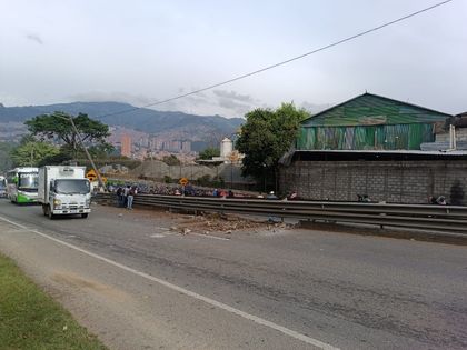 Imagen de Vía Medellín-Bogotá sigue con cierre por vehículo cisterna volcado