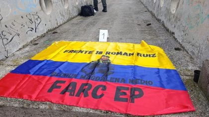 Imagen de Bandera de las FARC-EP en puente peatonal de Medellín genera preocupación. Autoridades investigan