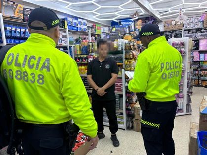 Imagen de  Autoridades incautaron más de 10 700 cigarrillos electrónicos en el centro de Medellín que incumplían con la normatividad vigente 