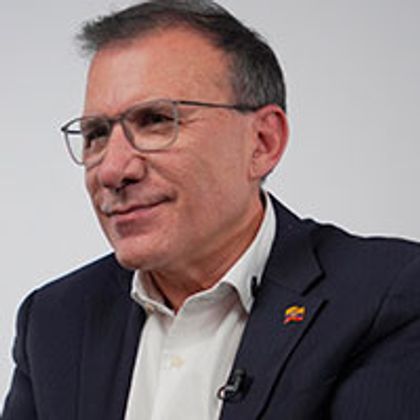 Roy dice que va por los votos del centro