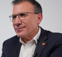 Roy dice que va por los votos del centro